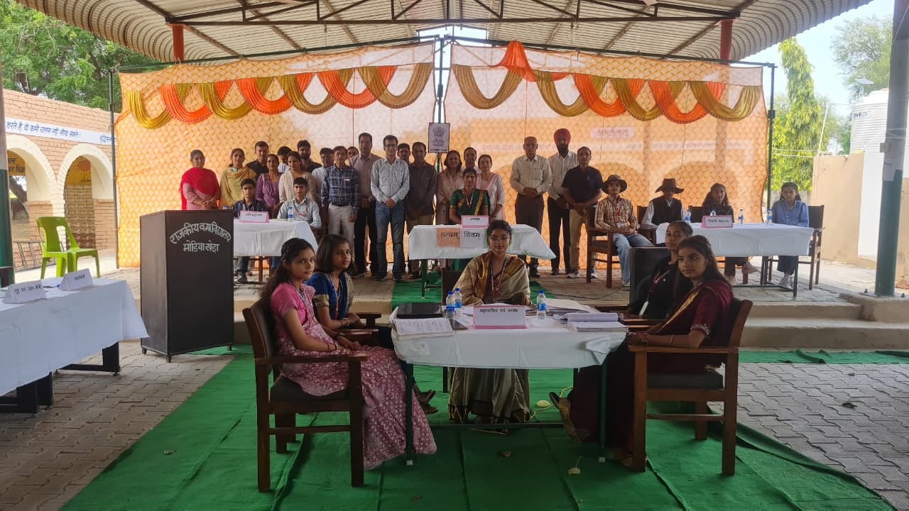 सिरसा। युवा संसद प्रतियोगिता में संसदीय कार्यवाही का अभ्यास करते विद्यार्थी। विज्ञप्ति