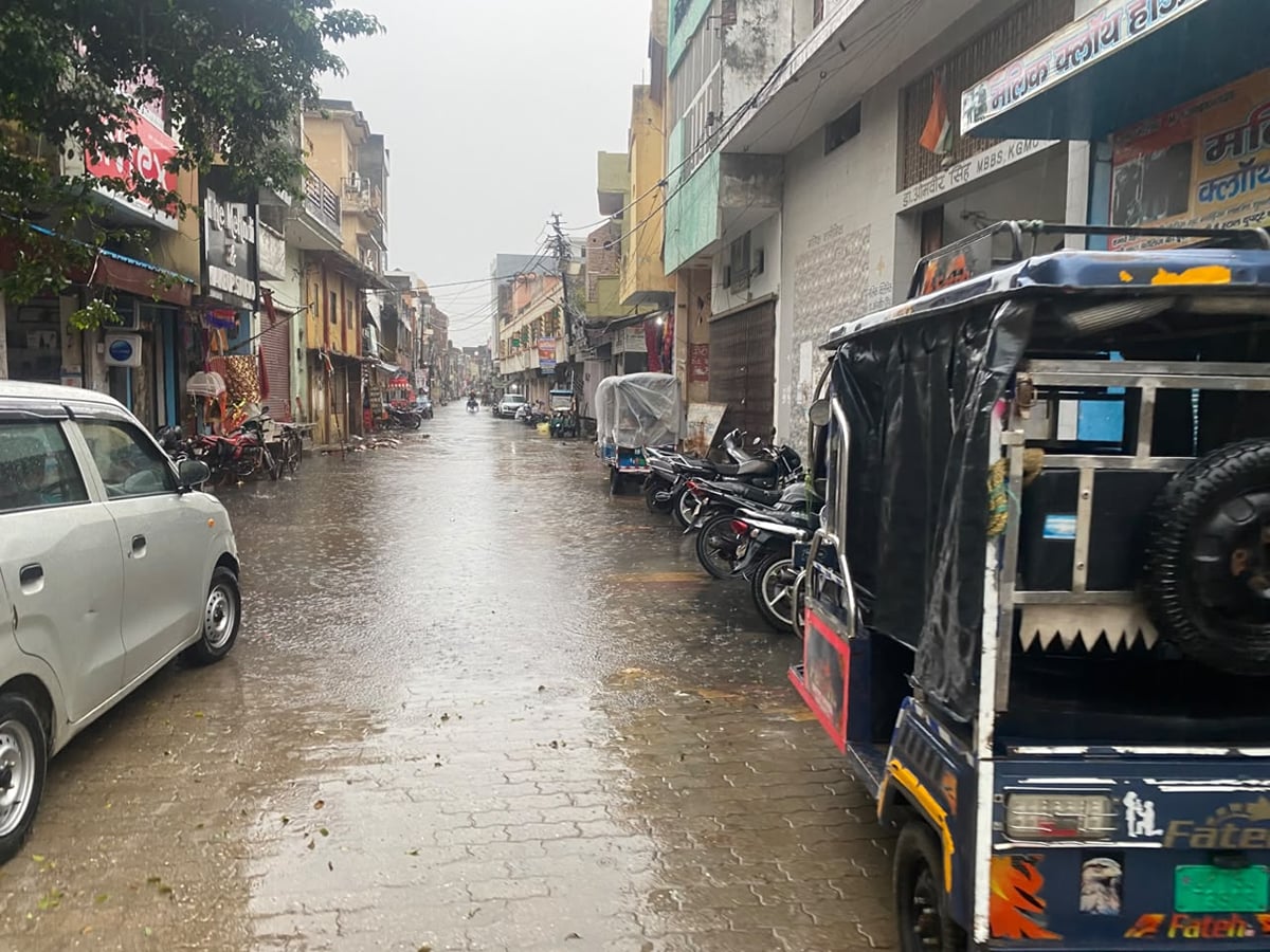 Meerut News: मौसम ने बदला रुख, बारिश और तेज हवाओं से ठंड का अहसास