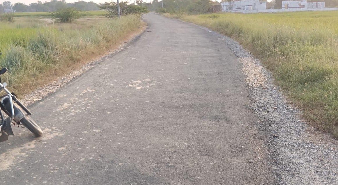 Chandauli News: सुरियावां-कुसा मार्ग पर गड्ढे भरकर रोलर चलवाना भूल गया ठेकेदार