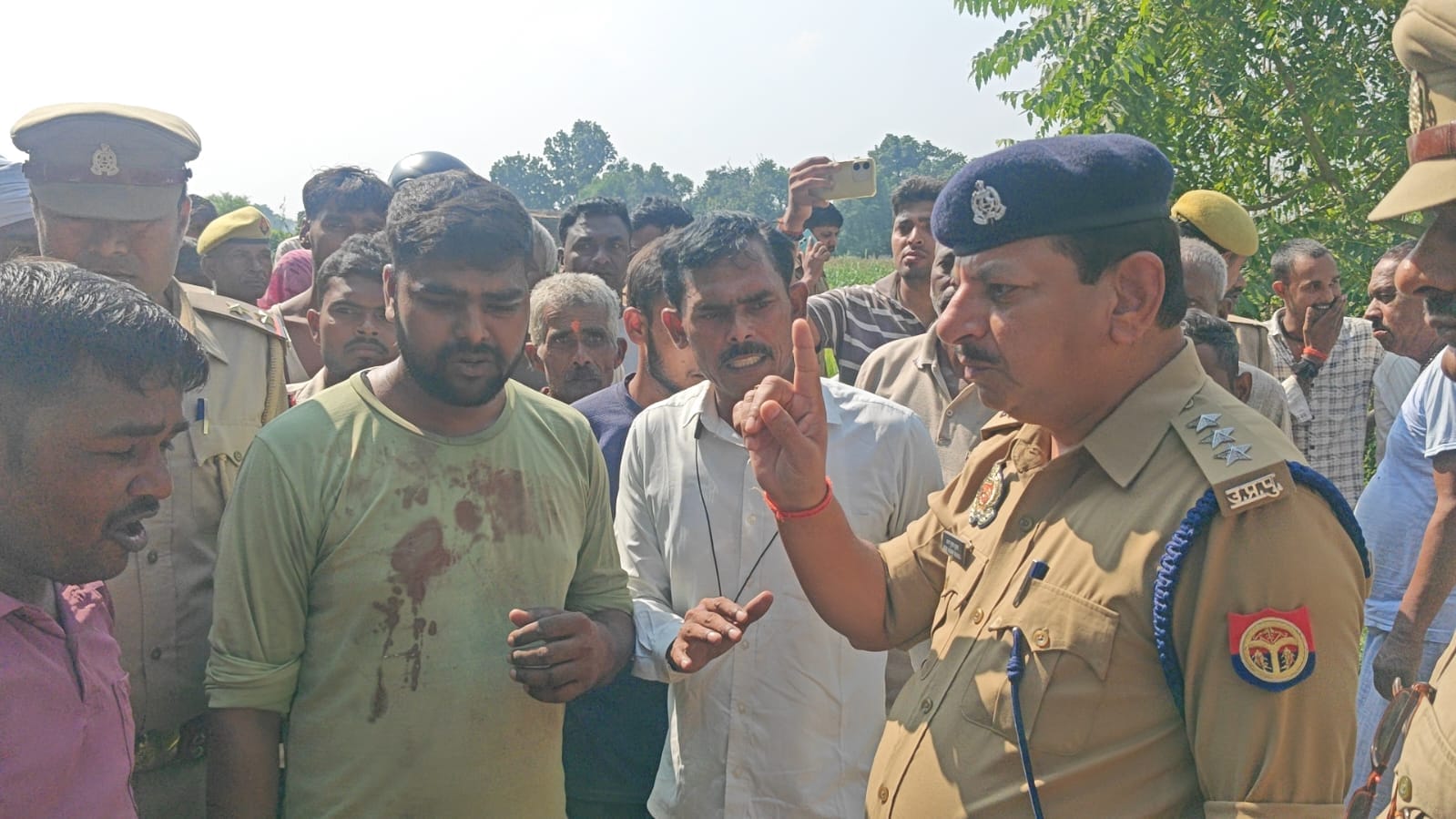 सड़क जाम कर हंगामा कर रहे पीड़ित परिजनों व समर्थकों को समझाते सीओ अरुण कुमार शुक्ला। संवाद