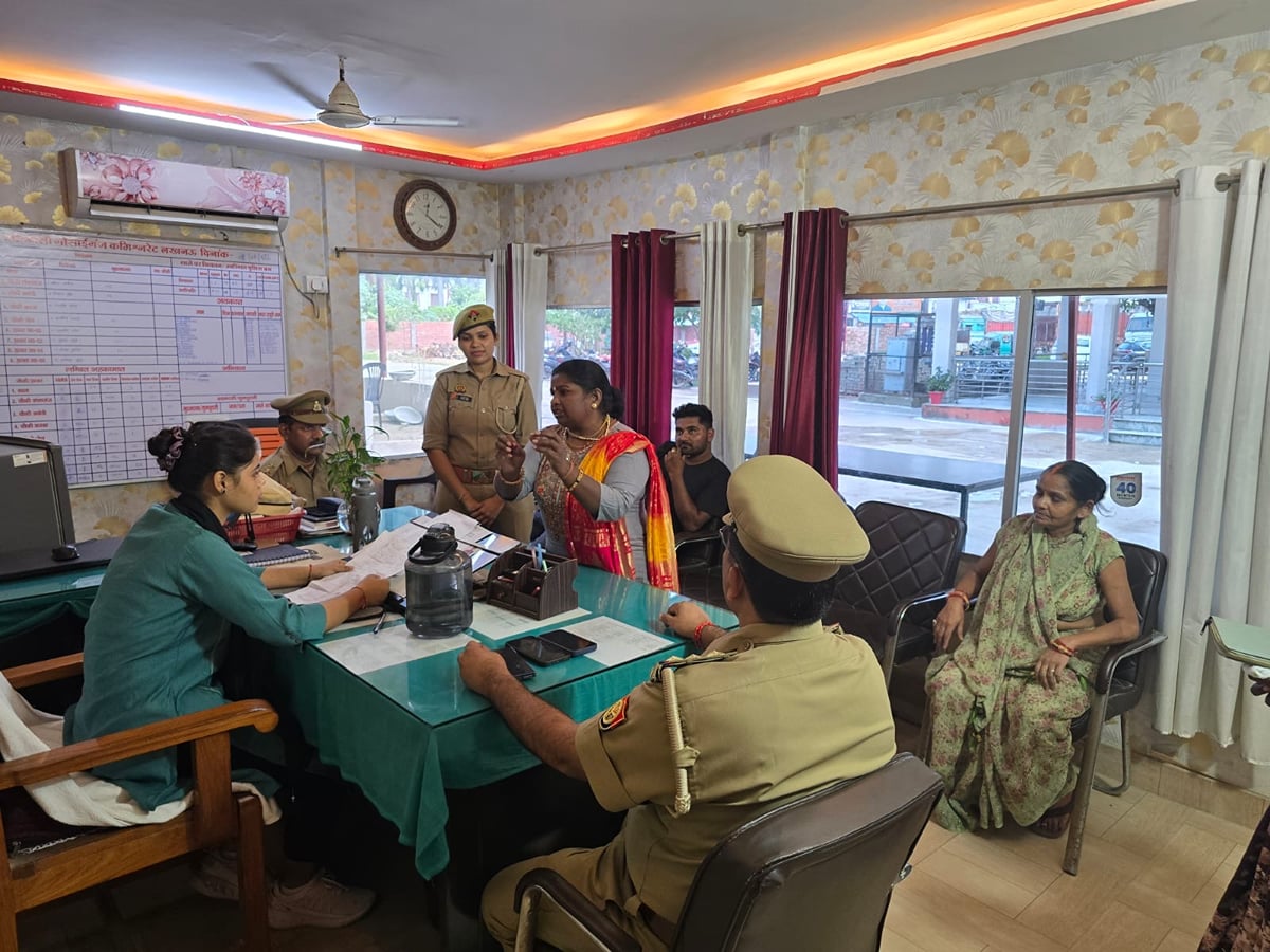 Lucknow News: साउथ जोन में 12 छात्राओं ने एक दिन संभाली पुलिस अधिकारियों की जिम्मेदारी