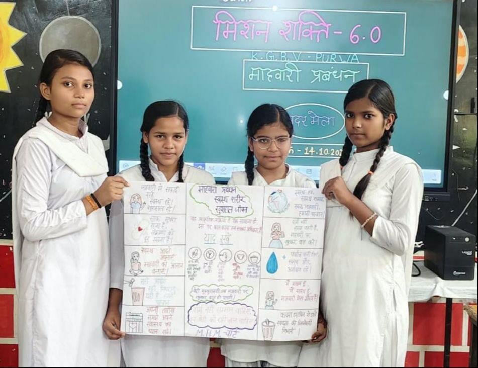 Unnao News: छात्राओं ने पोस्टर से दिया स्वच्छता का संदेश