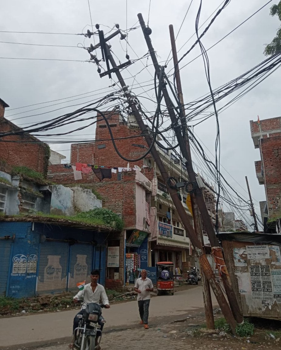 Pratapgarh News: तारों के मकड़जाल में उलझेंगी झांकियां