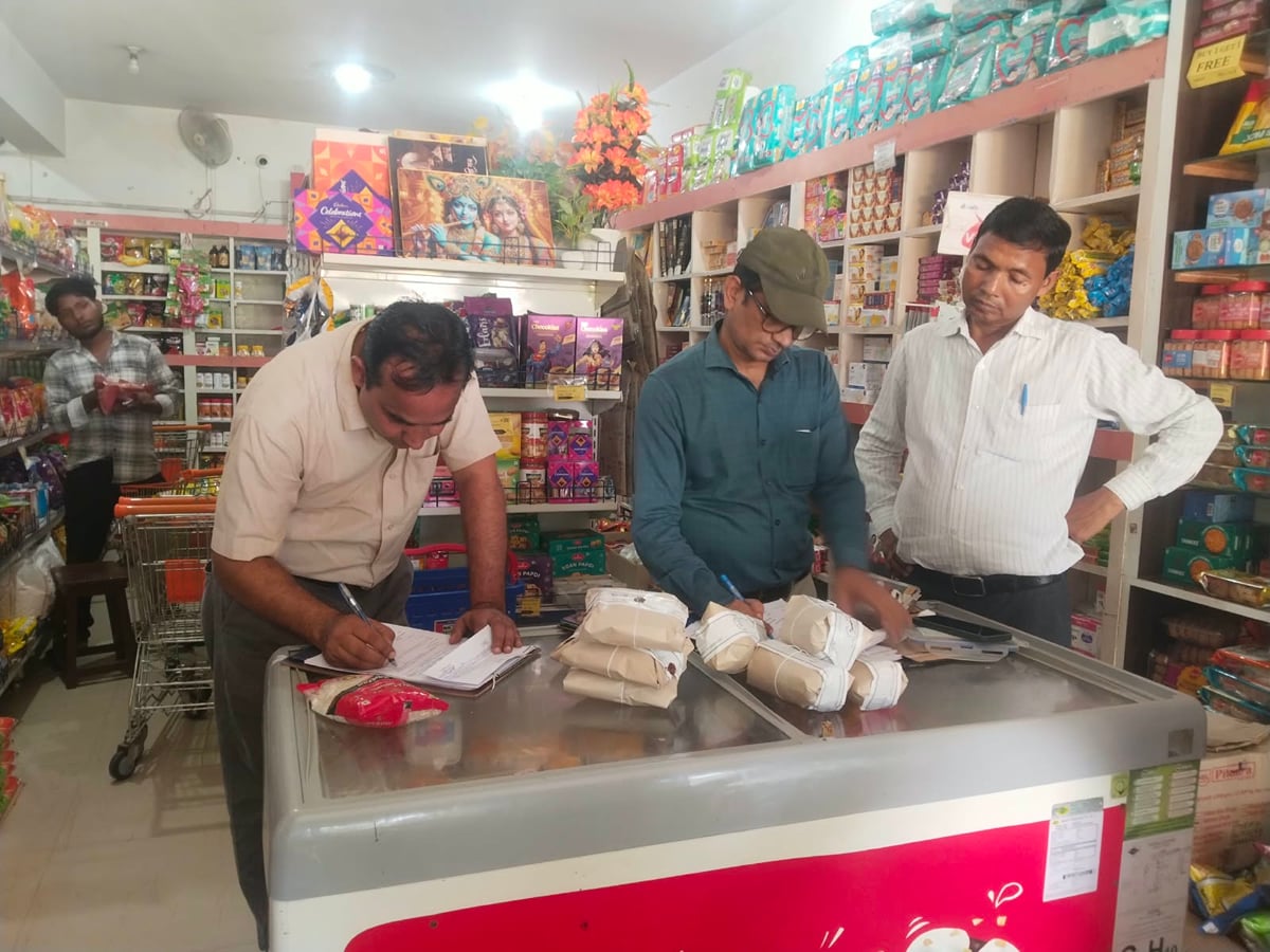 Siddharthnagar News: मिलावटखोरों पर शिकंजा, पांच खाद्य पदार्थों के नमूने लिए
