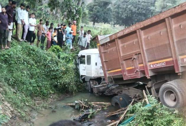 शिकारगंज के उचेहरा गांव में नहर में पलटा ट्रक। स्रोत:-जागरूक पाठक
