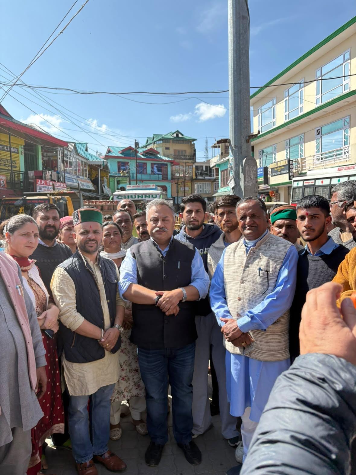 शिक्षा मंत्री को ज्ञापन सौंपते आजाद संघठन के युवा