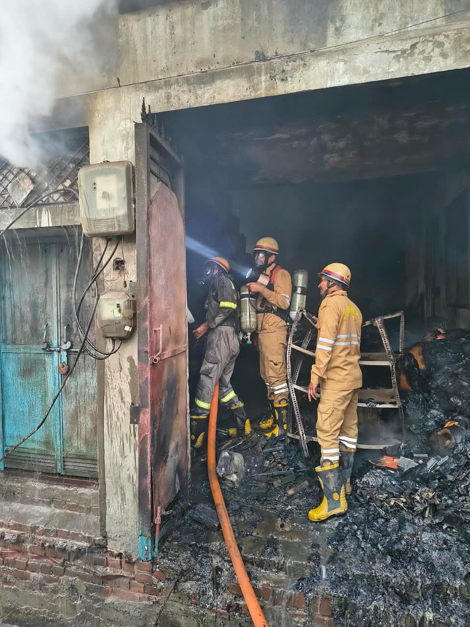 Aligarh News: ताला गोदाम में धधकी आग, लाखों का सामान खाक