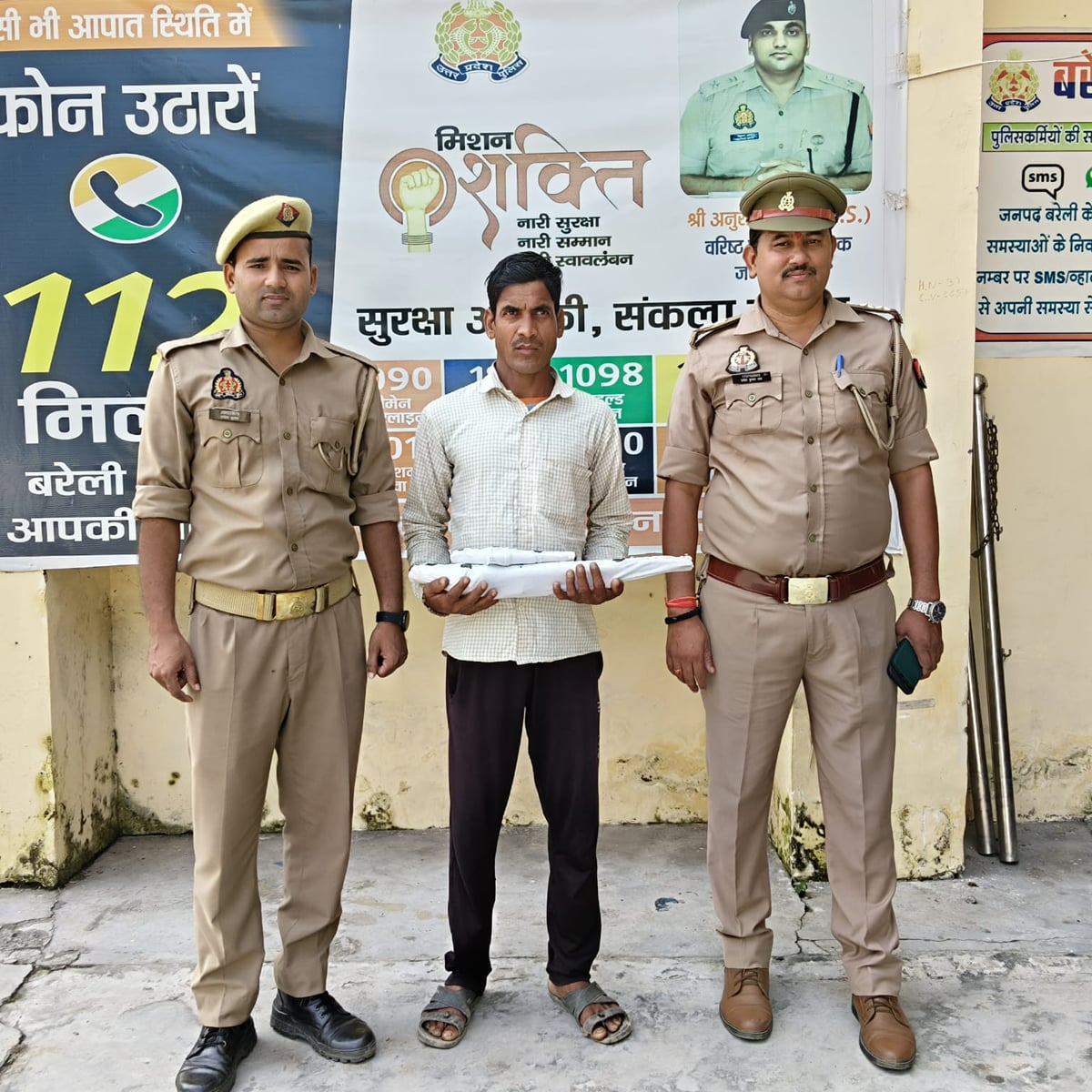 Bareilly News: सड़क किनारे गिरे पेड़ों के तने बने मुसीबत