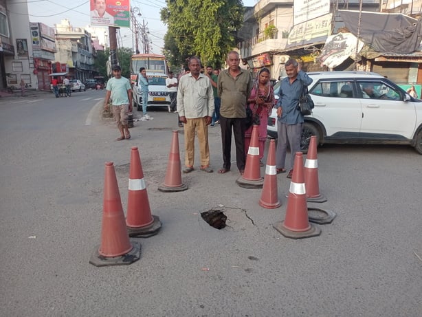 Saharanpur News: नगीना चौराहे पर बगैर बारिश के धंसा स्टेट हाईवे