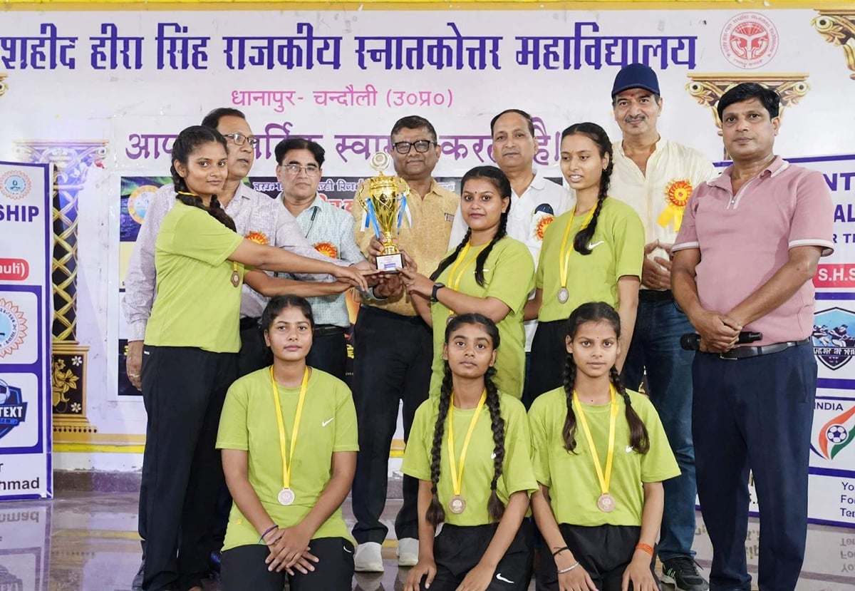 Chandauli News: योग प्रतियोगिता में महादेव पीजी कॉलेज चैंपियन