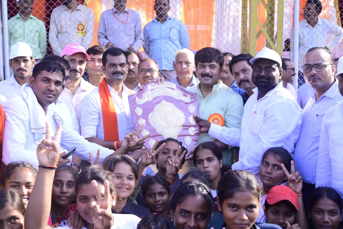 Jaunpur News: एथलेटिक्स विजेता खिलाड़ियों को मेडल देकर किया सम्मानित