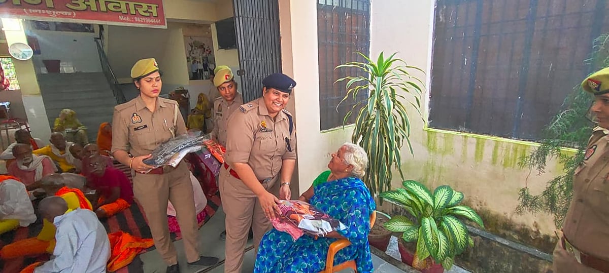 Kaushambi News: मिशन शक्ति के तहत बुजुर्गों को फल और वृद्ध महिलाओं को बांटी साड़ी