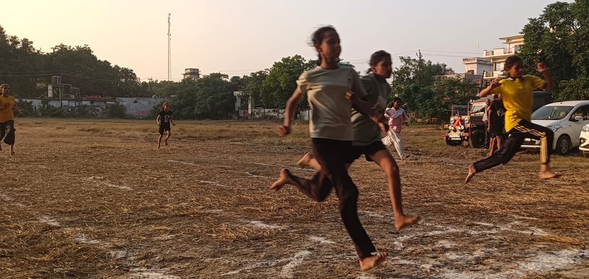 Azamgarh News: जनपदीय एथलेटिक्स प्रतियोगिता में बूढ़नपुर तहसील का शानदार प्रदर्शन