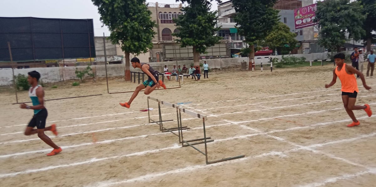 Budaun News: 800 मीटर दौड़ में हितेश तो 400 मीटर में रूपेंद्र जीते