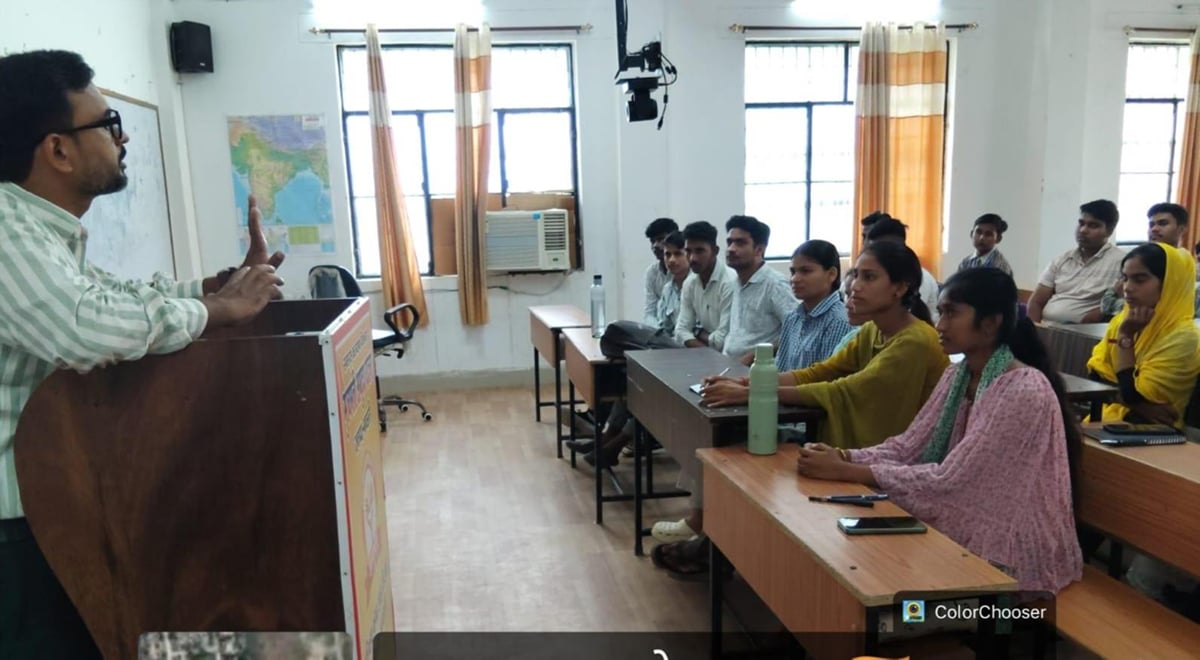 Shravasti News: प्रतियोगी परीक्षाओं की तैयारी के बताए गुर