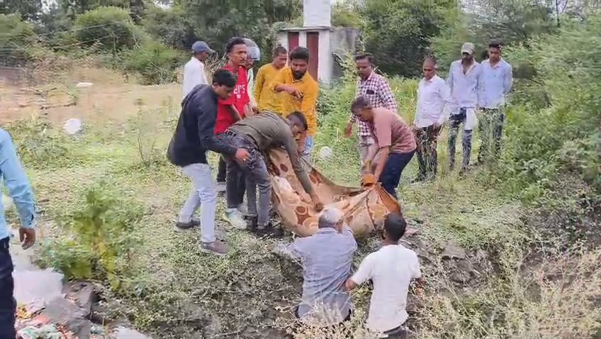 उज्जैन-आगर मार्ग पर दर्दनाक सड़क हादसा: बाइक सवारों को बचाने में खाई में गिरी बस, दो युवकों की मौत और आठ घायल