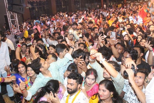 Jhansi News: राजपाल यादव बोले- आई लव झांसी, गरबा की धुन पर थिरके शहरवासी