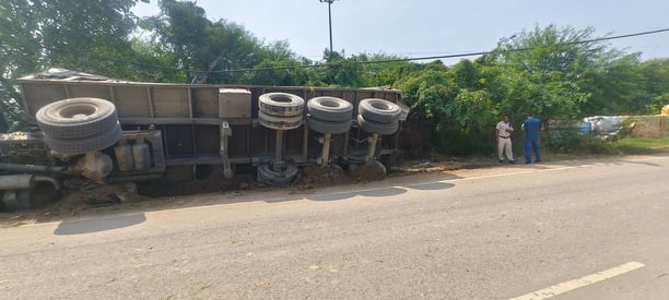 Truck overturns near the grain market on Asandh Road