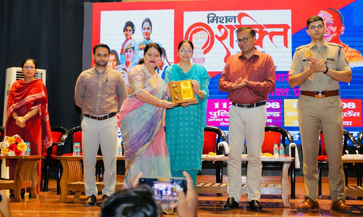 Shahjahanpur News: मिशन शक्ति में उत्कृष्ट कार्य करने वाली 13 महिलाएं सम्मानित