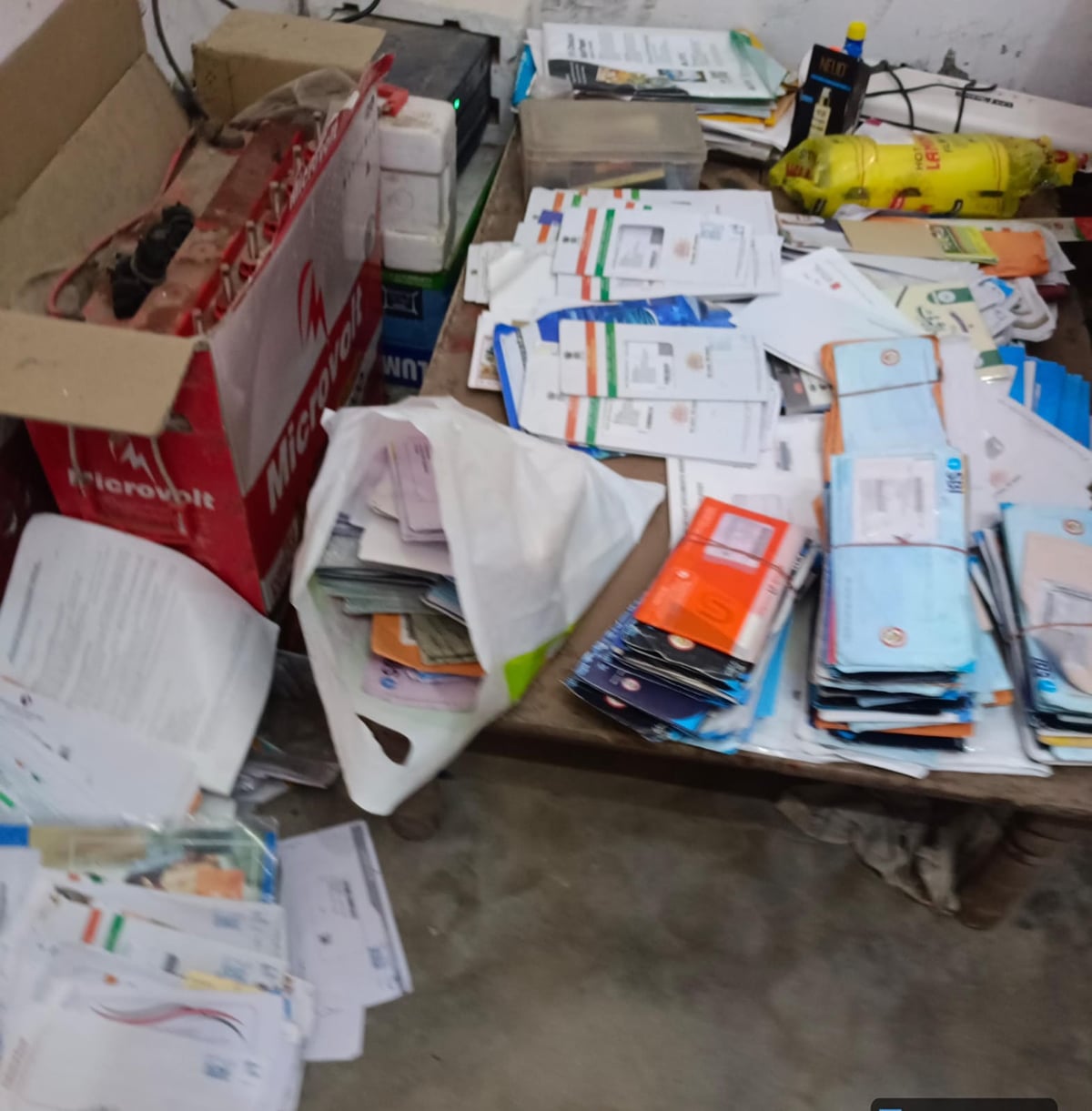 Azamgarh News: 1800 से अधिक डाक कमरे में रखी मिलीं, दो ग्रामीण डाक सेवक निलंबित