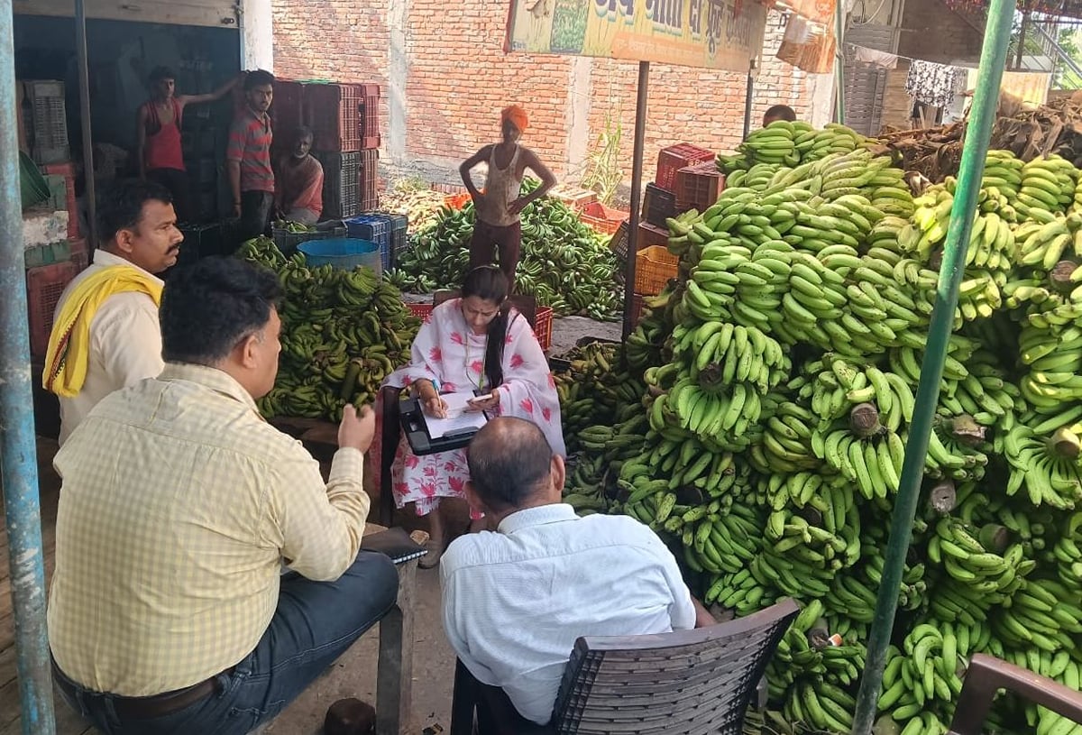 Raebareli News: 21 किलो दूषित कत्था नष्ट, 298 लीटर रिफाइंड तेल सीज