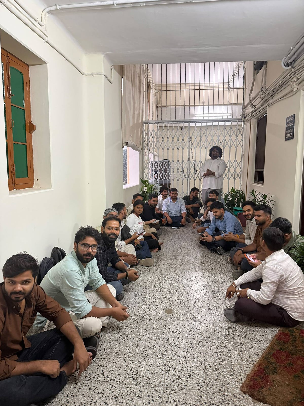Varanasi News: बीएचयू के वीसी ऑफिस के बाहर तालाबंदी कर धरने पर बैठे एबीवीपी कार्यकर्ता