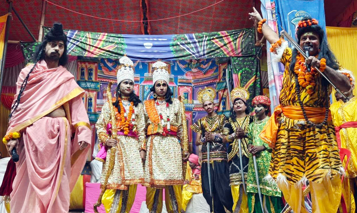Agra News: धनुष टूटते ही गूंजे जय श्रीराम के जयकारे, मर्यादा, विनम्रता एवं धैर्य का संदेश