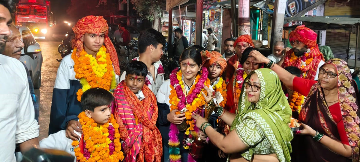Agra News: पदक विजेता खिलाड़ियों का आरती उतारकर सम्मान