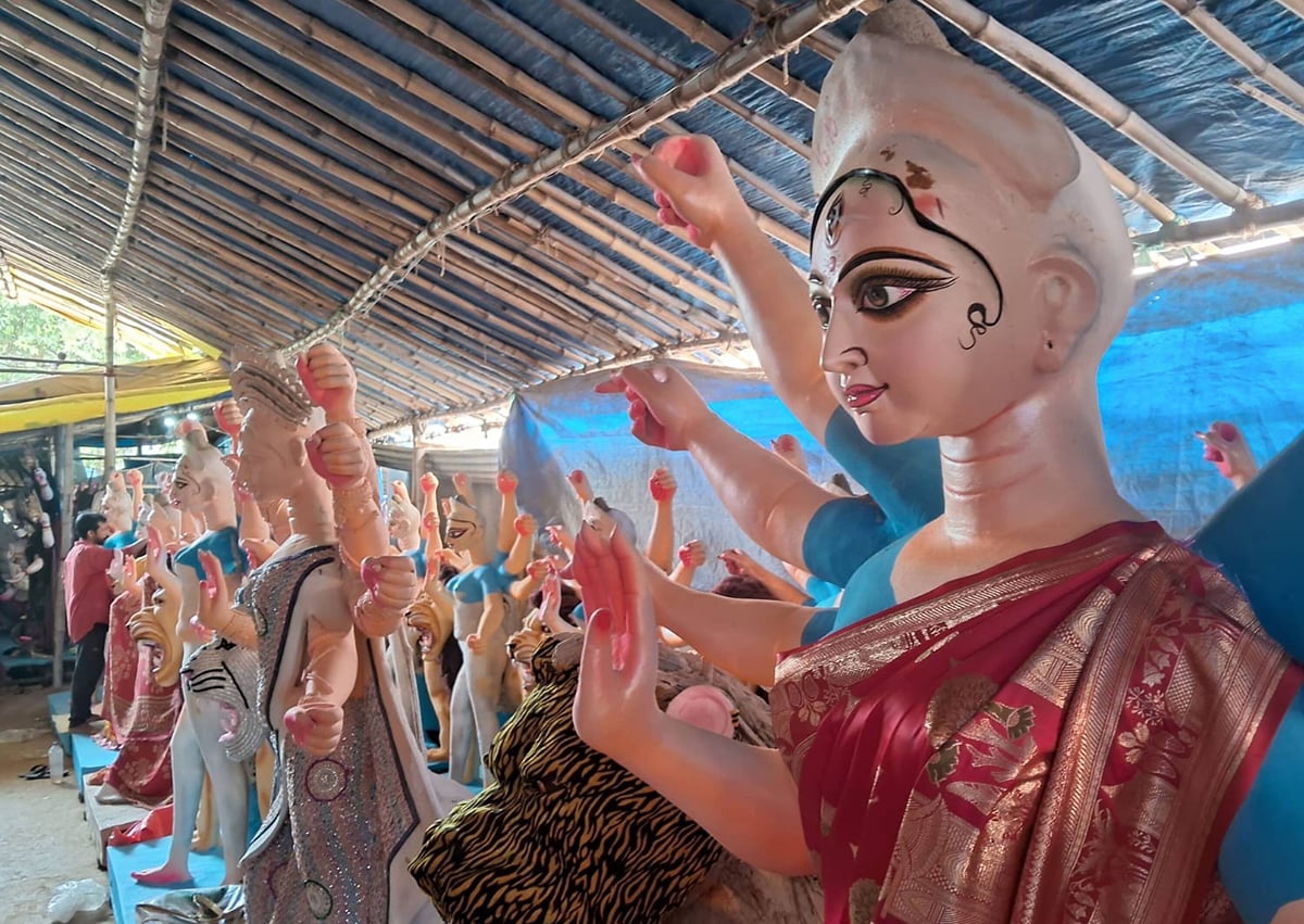 Sultanpur News: 150 दुर्गा प्रतिमाएं तैयार, पंडालों में सजने का इंतजार