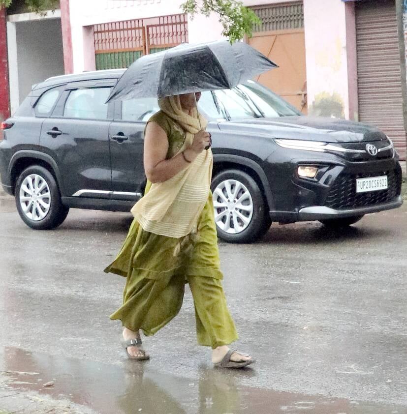 Bijnor News: आंधी के साथ बारिश, फसल और पारा दोनों गिरे
