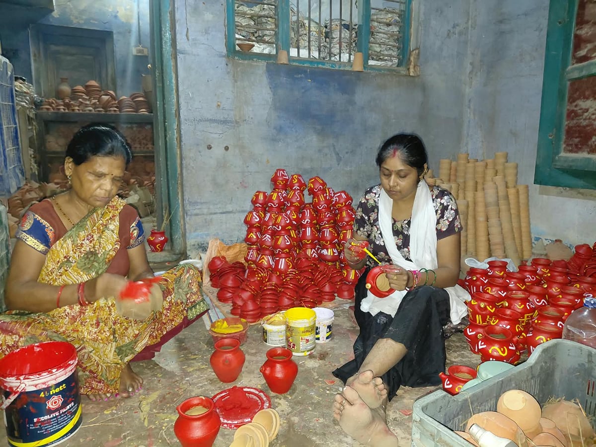 Pilibhit News: बाजार में सजने लगे मिट्टी के करवे कुम्हारों को मिल चुके दो लाख ऑर्डर