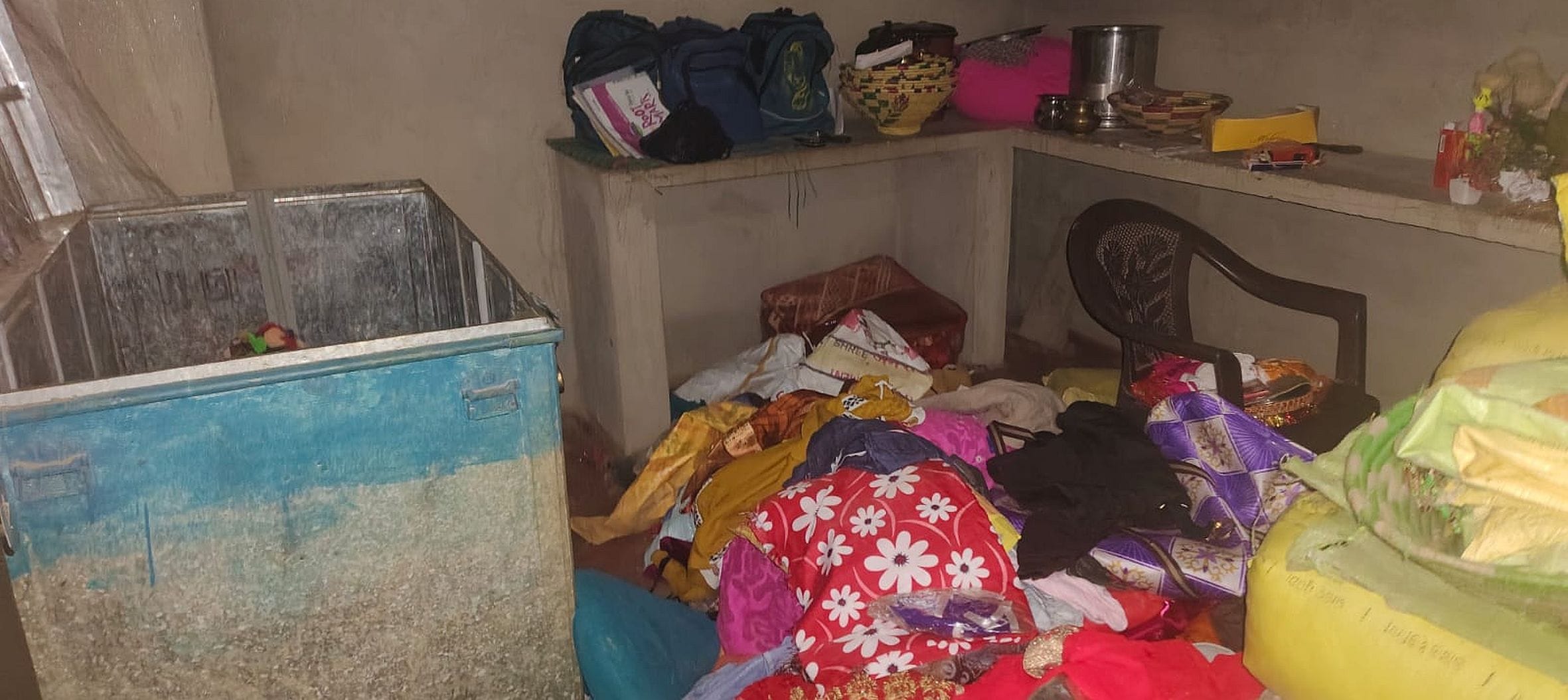 . बाजार शुकुल के नेवाजगढ़ कैथन गांव में चोरी के बाद बिखरा पड़ा सामान। स्रोत: ग्रामीण
