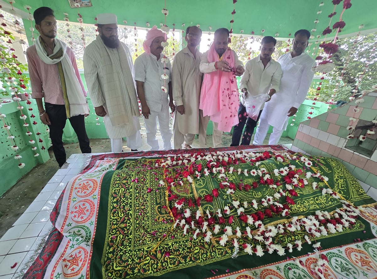 Sultanpur News: अकीदतमंदों ने चादरपोशी कर मांगी अमन-चैन की दुआ