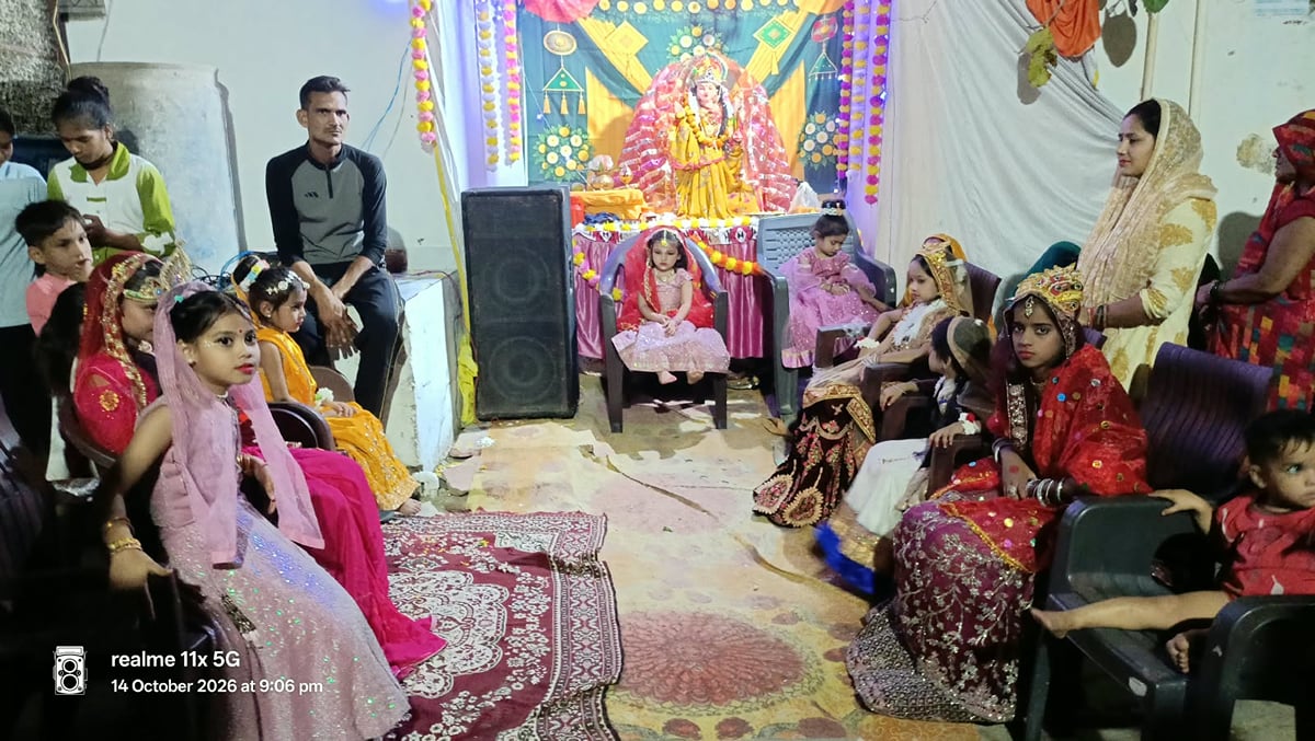 Agra News: मां दुर्गा के नौ रूपों में सजी बेटियों ने दी जागरूकता का संदेश