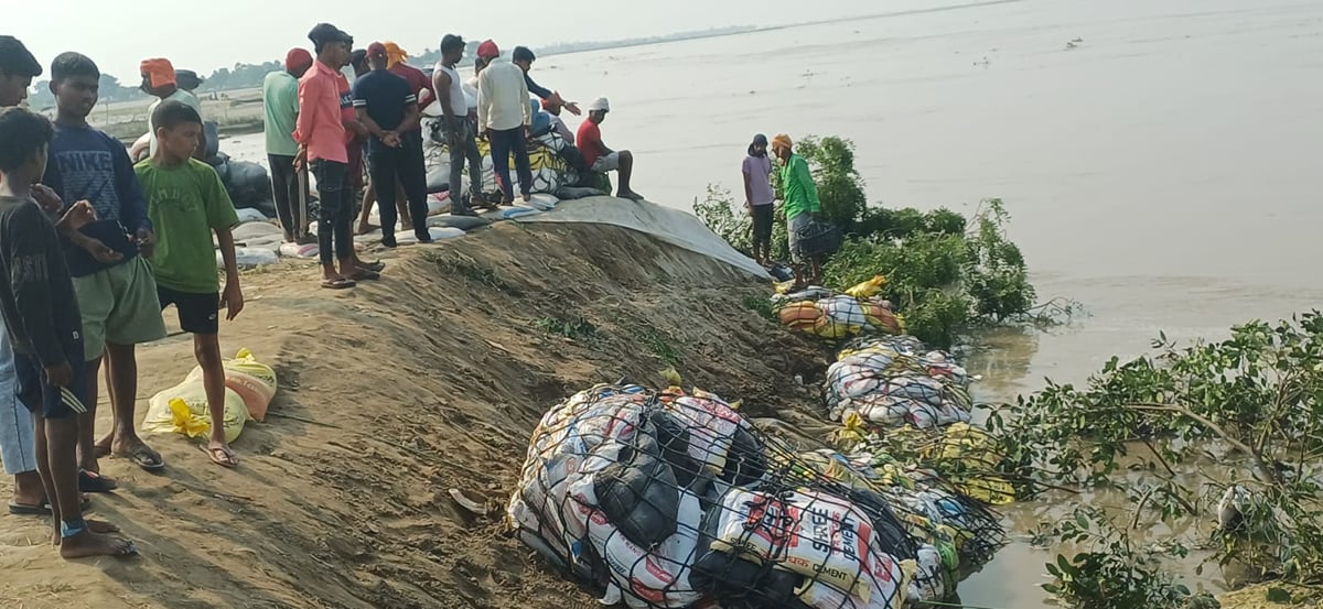 Ballia News: सरयू की कटान से उत्तरी दियरांचल में तीन मकान नदी में समाए, 100 बीघे जमीन कटी