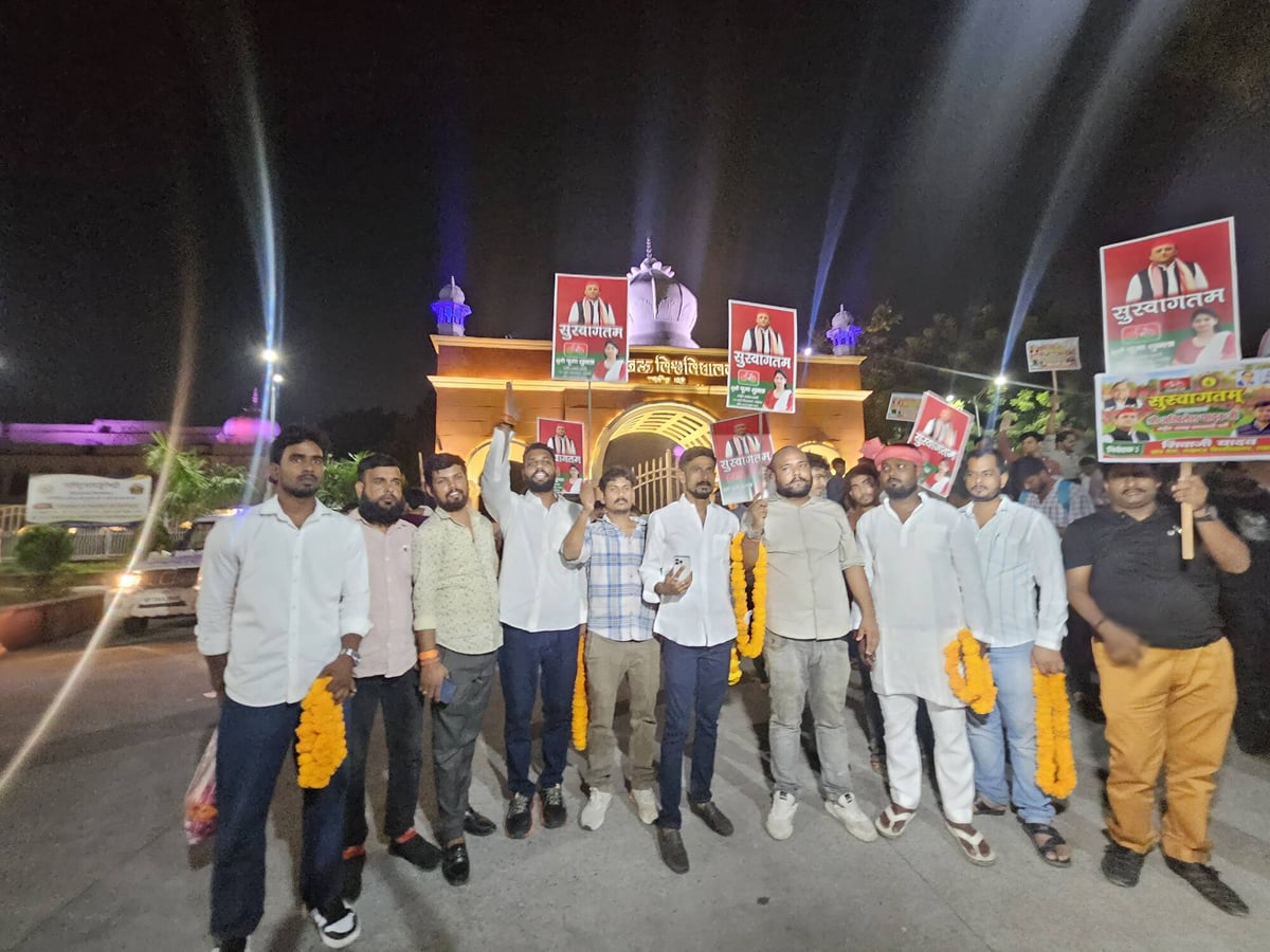 Lucknow News: लविवि के गेट पर छात्रों ने किया अखिलेश यादव का स्वागत