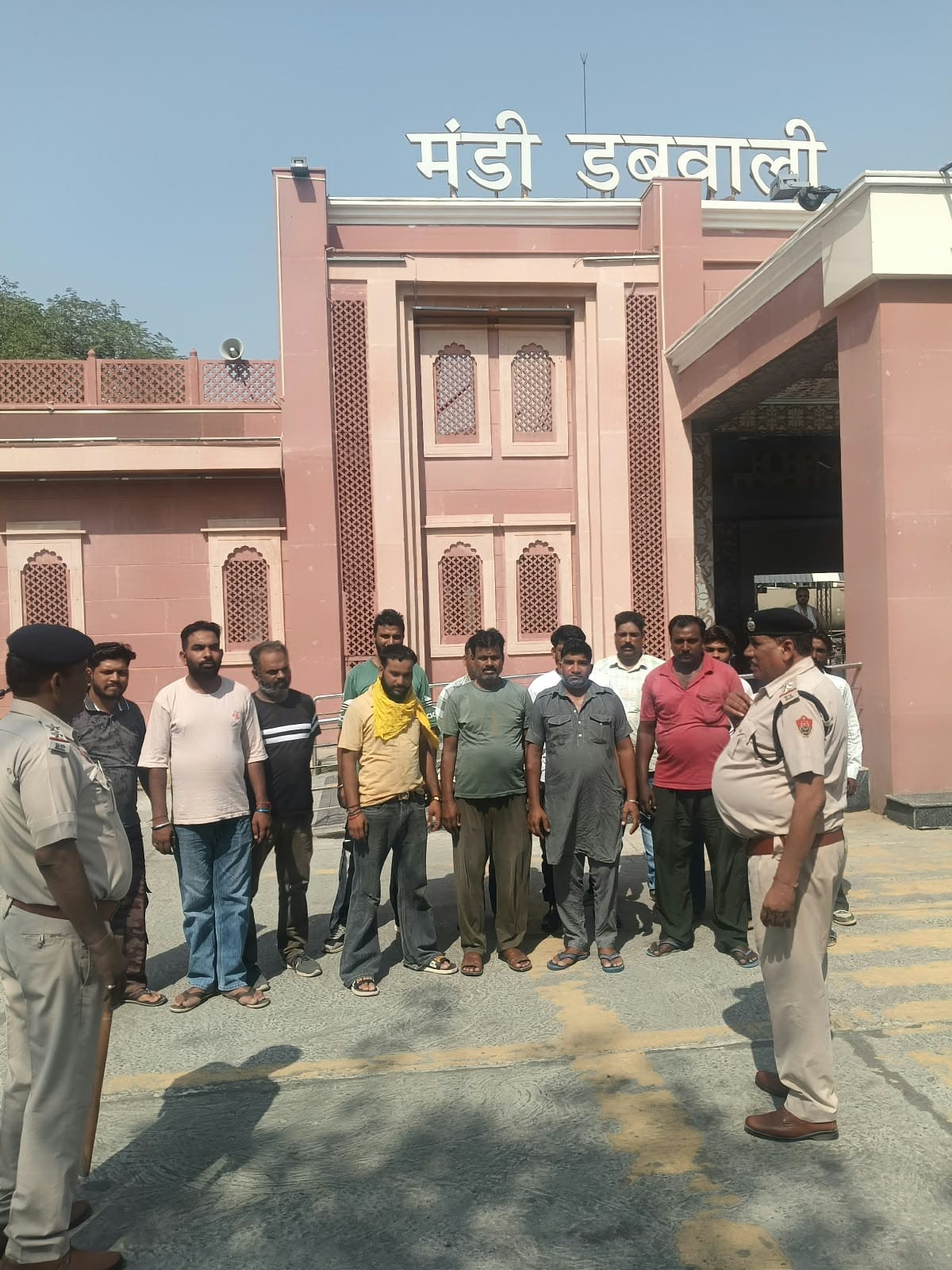डबवाली।  रेलवे स्टेशन पर यात्रियों और स्कूली बच्चों को साइबर अपराध से बचाव के प्रति जागरूक करते