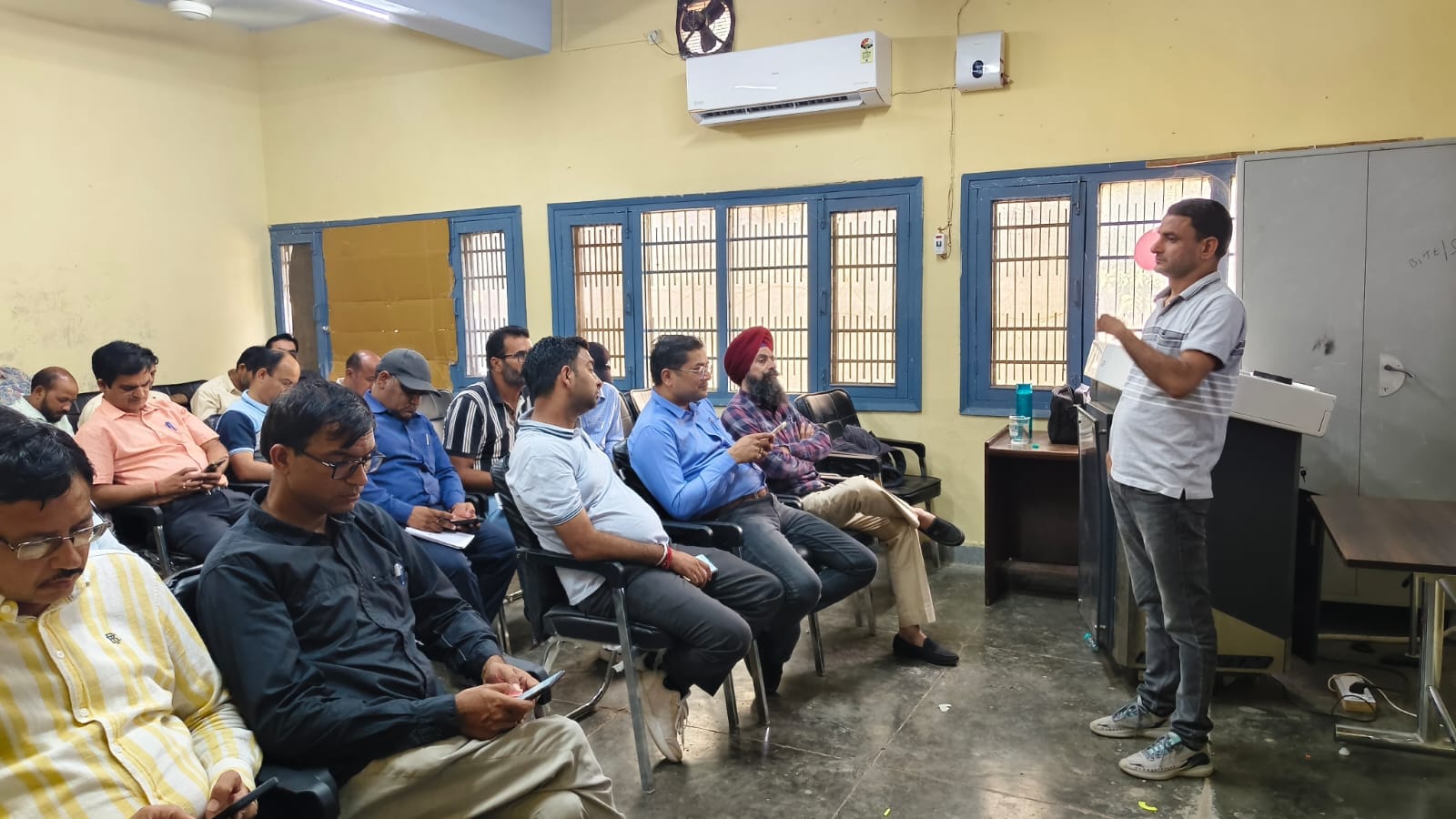 डिंग डाइट में प्रतिभागियों को संबोधित करते हुएं संदीप कुमार। संवाद