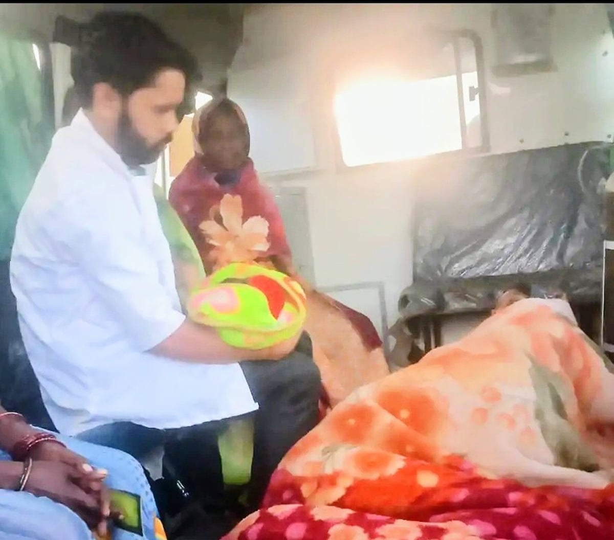 Bahraich News: एंबुलेंस में हुआ प्रसव, गूंजी बेटी की किलकारी