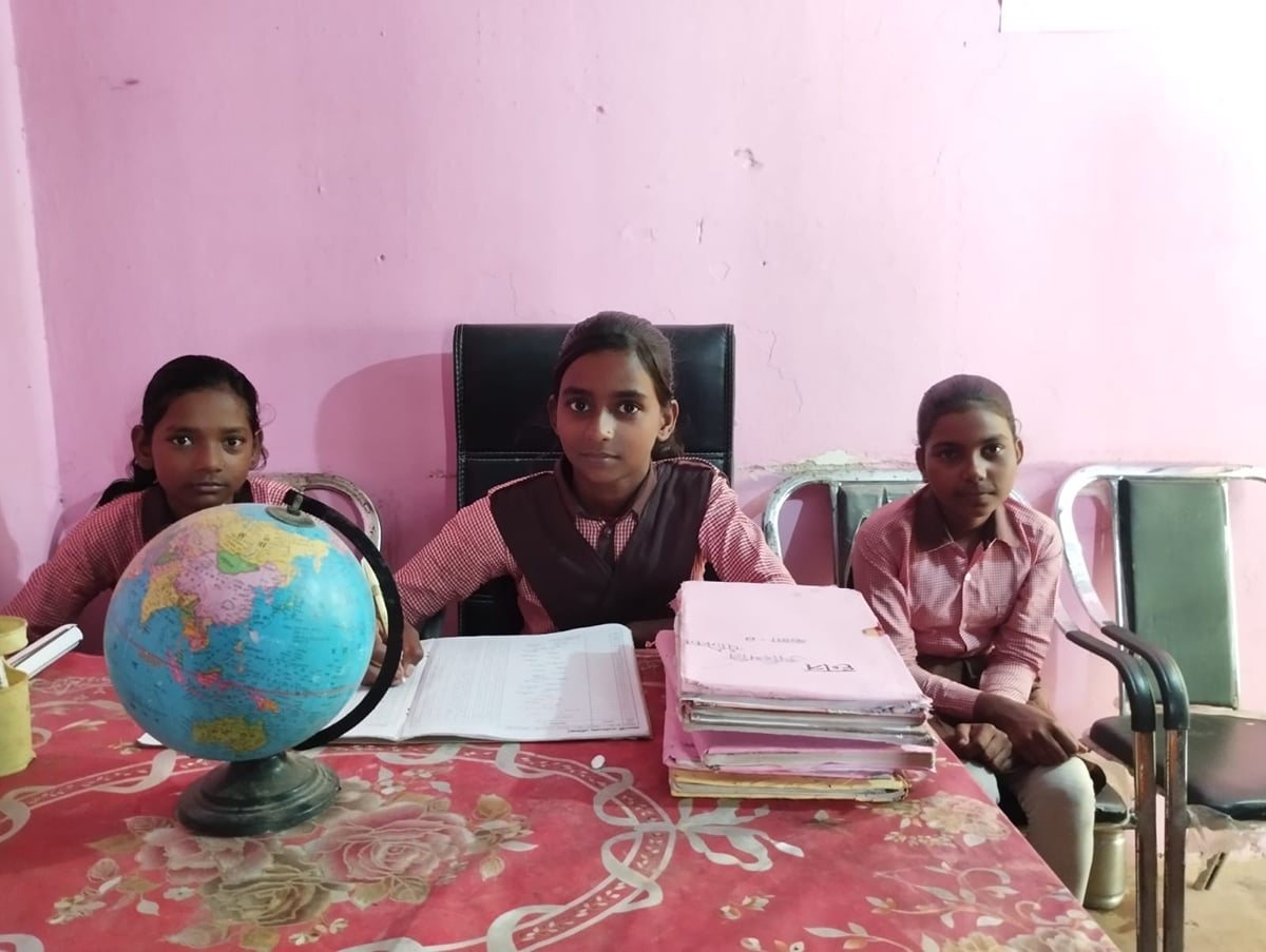 Mirzapur News: एक दिन के लिए प्रधानाध्यापक बनीं अंजली