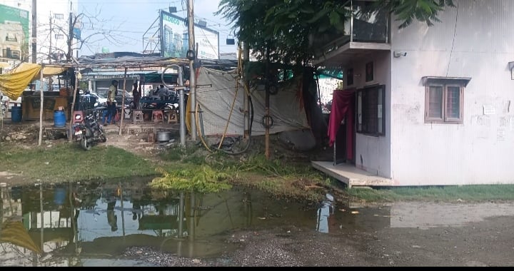 Lucknow News: सीवर के पानी और बदबू से बेहाल एल्डिको प्लाजा के दुकानदार