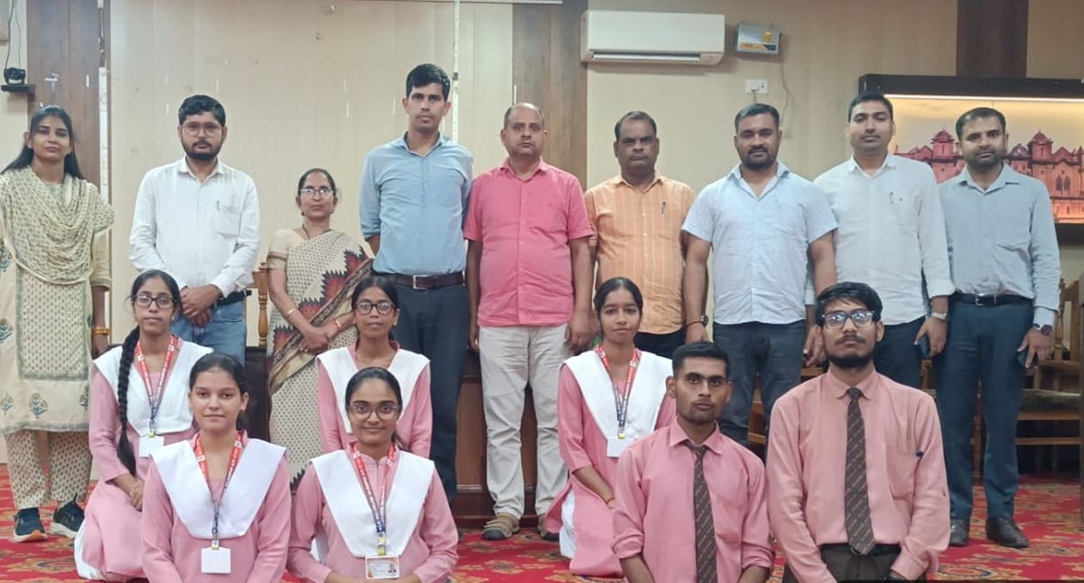 Balrampur News: हिंदी वाद-विवाद प्रतियोगिता में अनुष्का भारद्वाज ने मारी बाजी