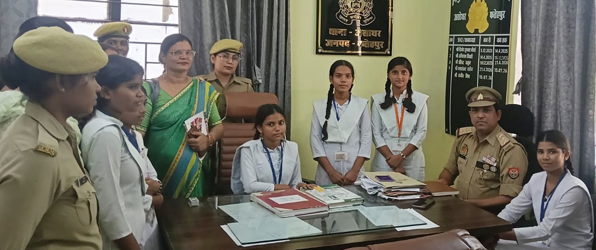 Fatehpur News: कक्षा सात की सोनम ने संभाली थाने की कमान, सुनीं फरियादें