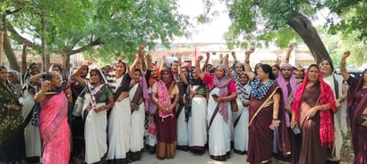 Agra News: खेरागढ़ में आशा, संगिनियों की हड़ताल जारी, टीकाकरण ठप