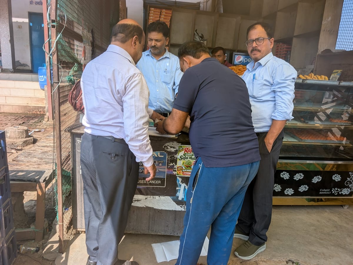 Jalaun News: त्योहारों के मद्देनजर मिलावट पर नजर, चार खाद्य पदार्थों के नमूने भरे