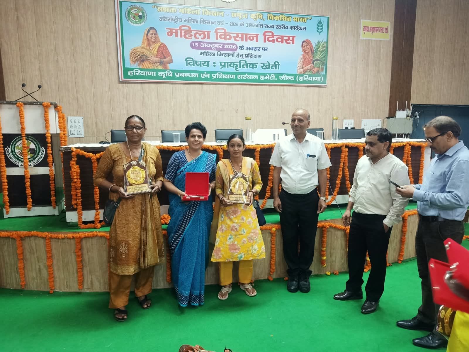फोटो 11: राज्य स्तरीय कार्यक्रम में प्रगतिशील महिला किसानों को सम्मानित करते अधिकारी। स्रोत: व