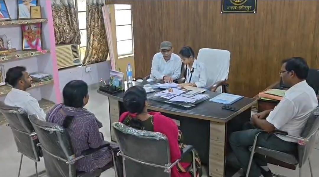 Hamirpur News: एक दिन की डीआईओएस बनी अक्षरा, समझा कामकाज