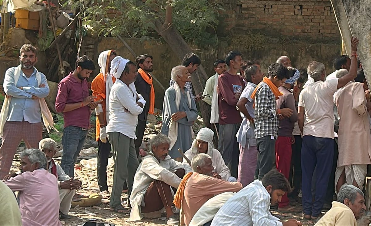 Mahoba News: खाद के लिए दिनभर लगाई कतार, खाली हाथ लौटे किसान