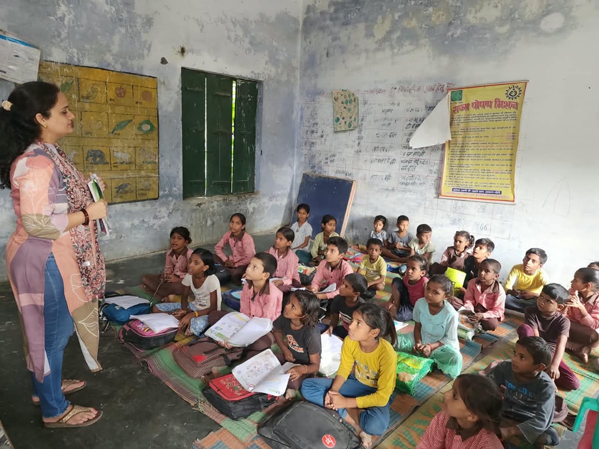 Hardoi News: डेढ़ लाख नौनिहाल जमीन पर बैठने को मजबूर, फाइलों में ही सिमटा फर्नीचर