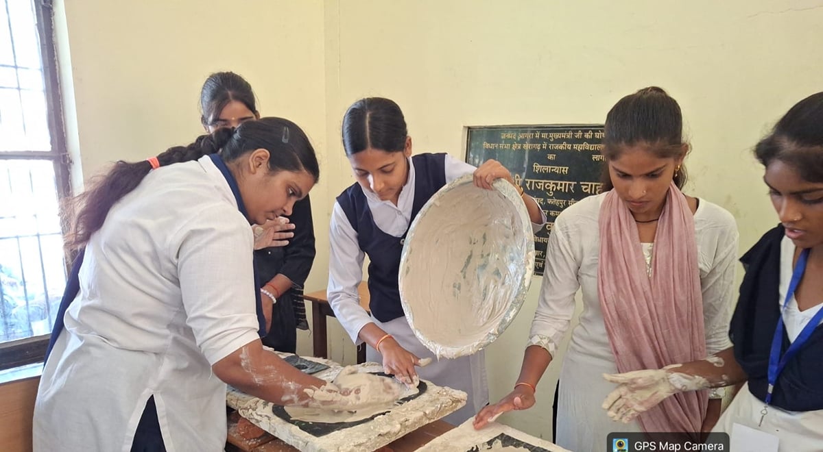 Agra News: विद्यार्थियों ने फैब्रिक पेंटिंग के गुर सीखे